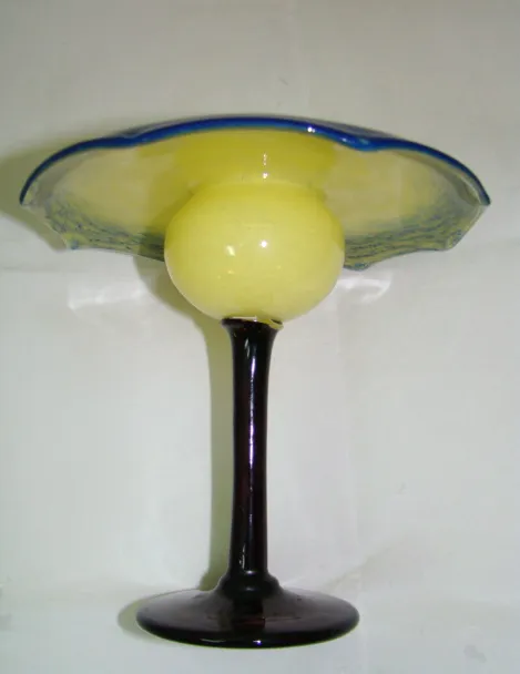 vidrio firmado con base amarilla y copa decorada, antigüedad