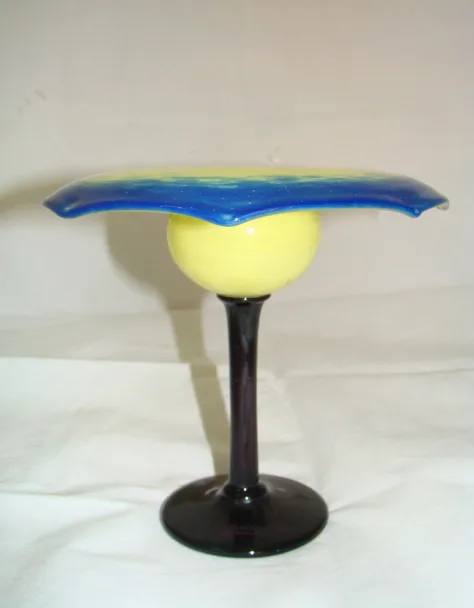 verre signé coloré avec base noire et forme élégante