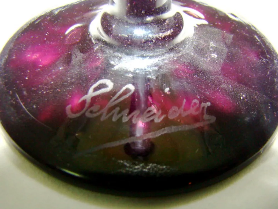 Antikes signiertes Glas von Schneider mit Dekorationsdetails