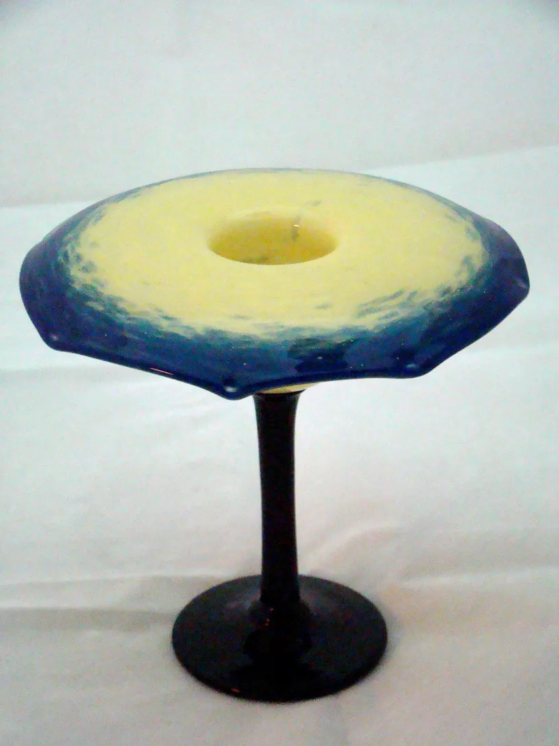 Verre ancien signé Schneider avec base noire et forme circulaire