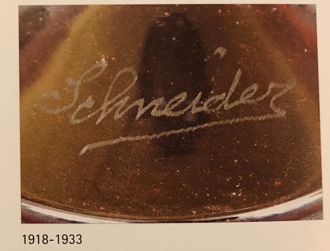 Vidrio antiguo ornamental con firma Schneider, estilo francés.