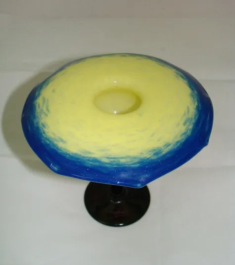 Verre signé de schneider avec un design bleu et jaune, antiquité.