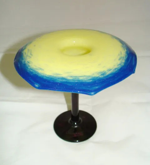 vetro firmato con un design blu e giallo, base nera