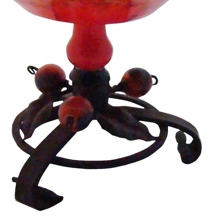 vidro assinado com design clássico e base decorativa