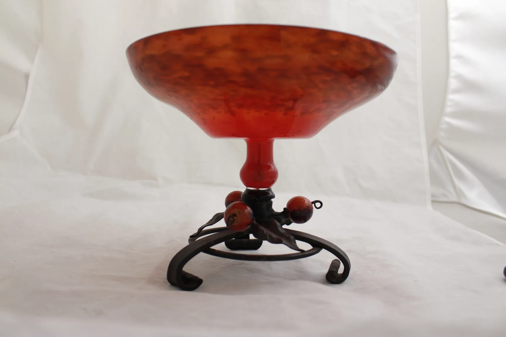 Antigüedad: Vidrio firmado con base decorativa negra.