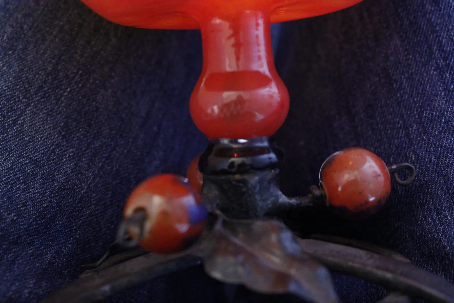 서명된 장식용 유리, 프랑스 스타일, 어두운 배경.