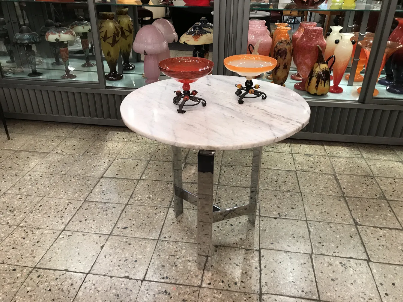 verre signé en exposition colorée avec fond vibrant