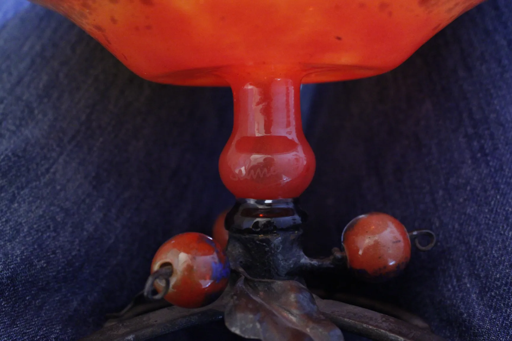 Vidrio firmado con detalles rojos, detalles ornamentales, antigüedad.