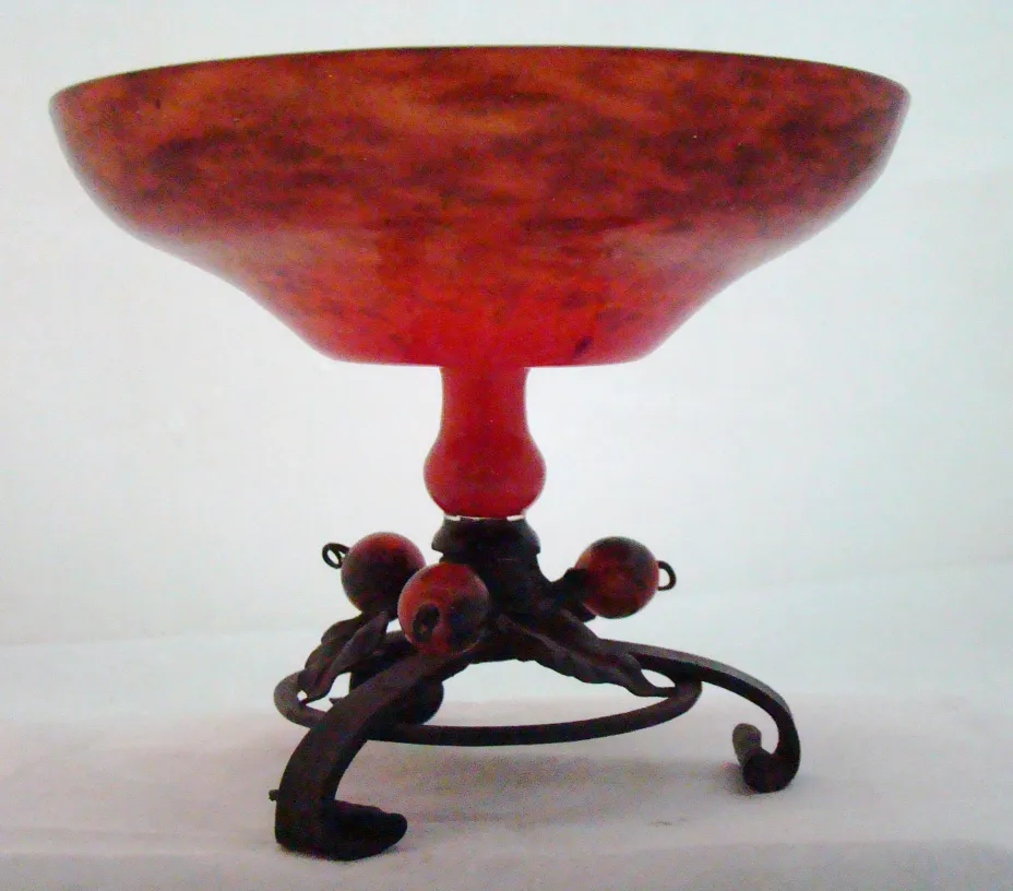 Antiguidade com forma elegante na cor vermelha escura, suporte decorativo.