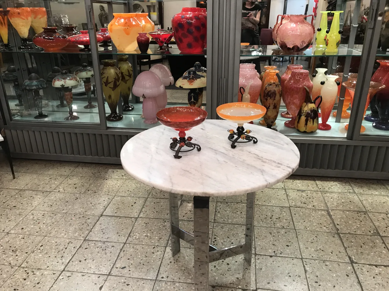 antiguidades, vidro assinado, decoração colorida em exibição