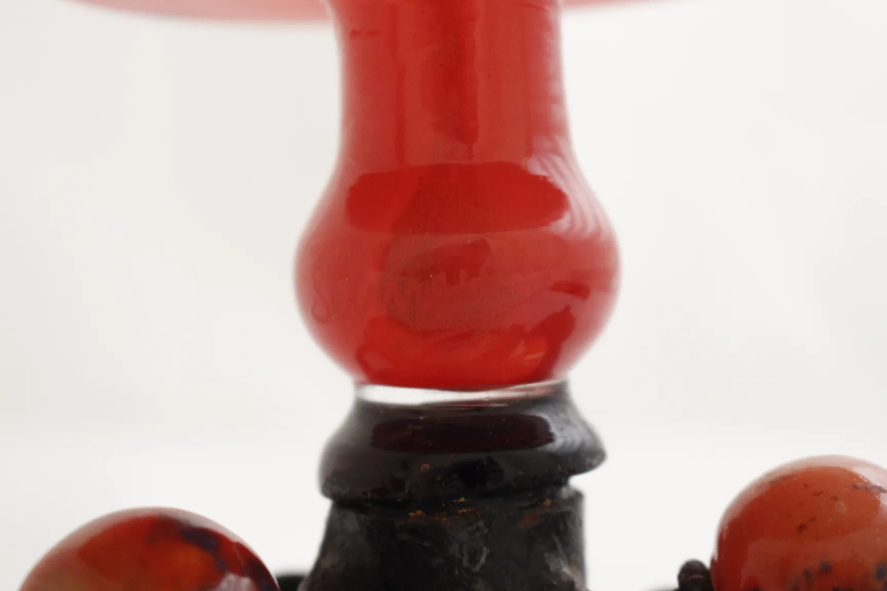 verre signé avec détails artistiques dans un ton rouge