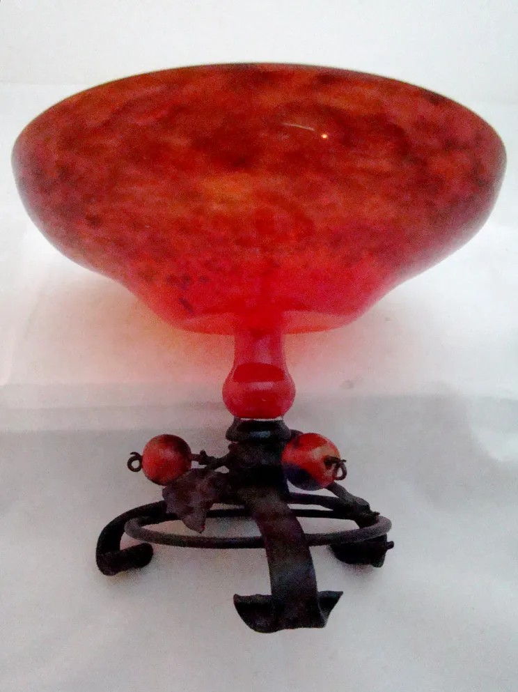 vidro assinado em forma decorativa com base preta