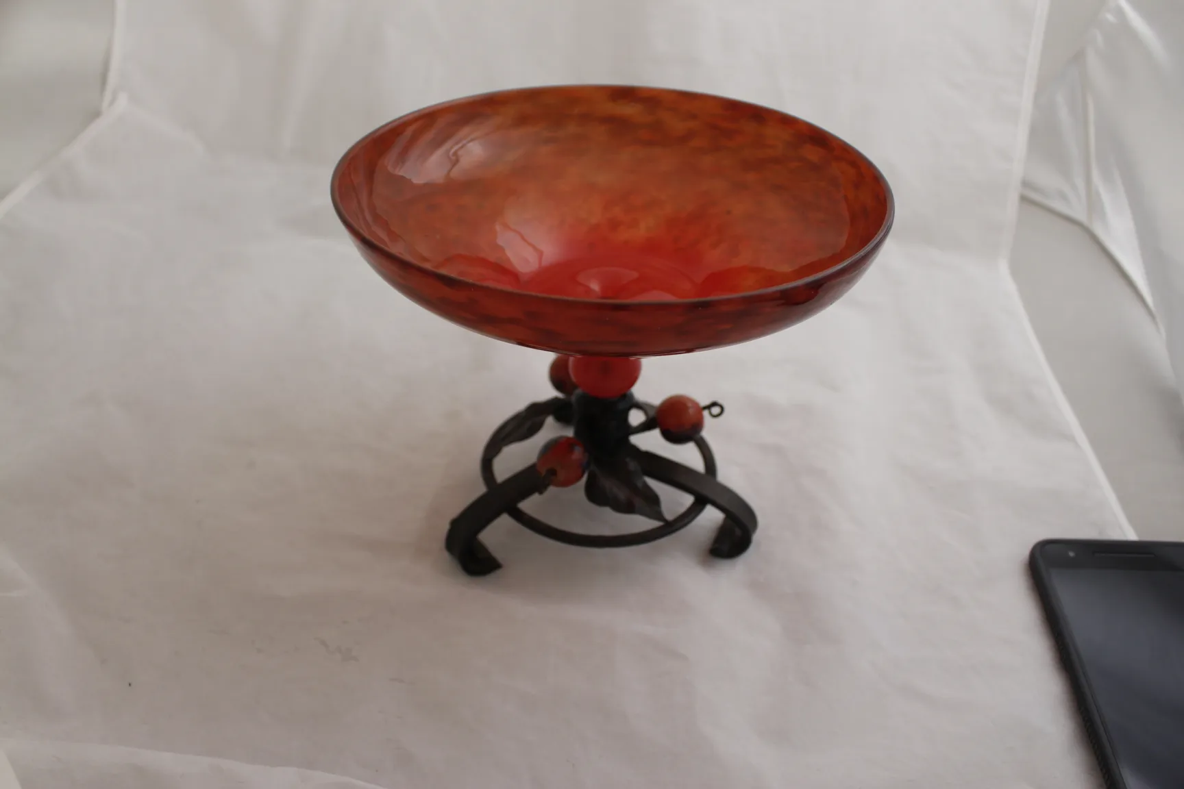 Bowl de vidro assinado por Schneider com base decorativa