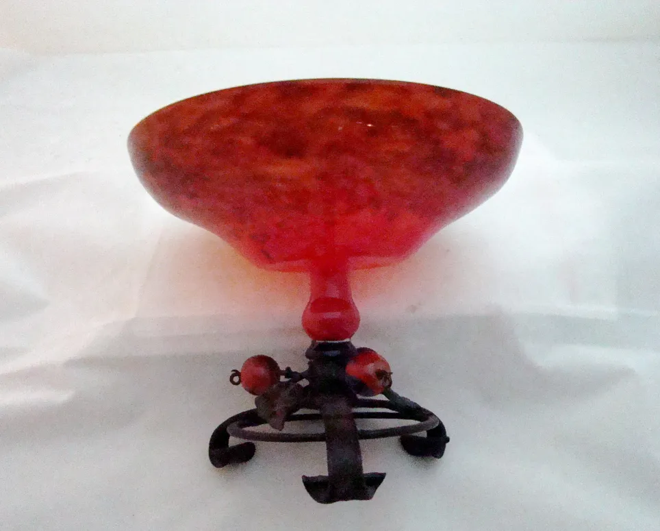 Vidrio antiguo firmado por Schneider en color rojo con base decorativa