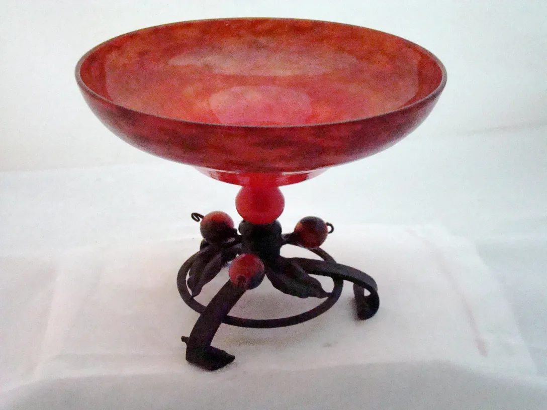 Antikes, signiertes Glas von Schneider mit französischem Dekor auf einem dekorativen Ständer.