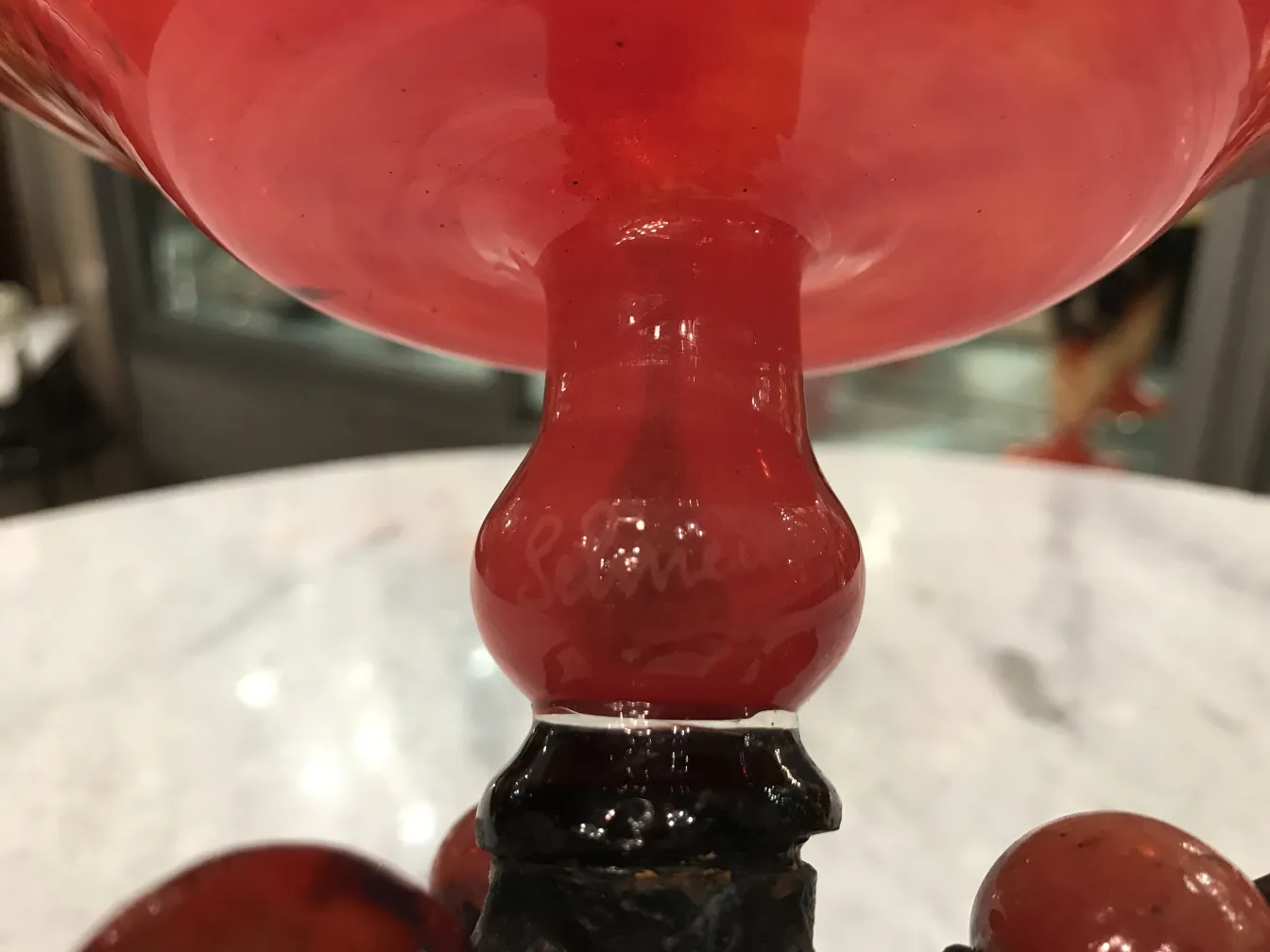 Antikes signiertes Glas von Schneider in rot, elegantes Design.