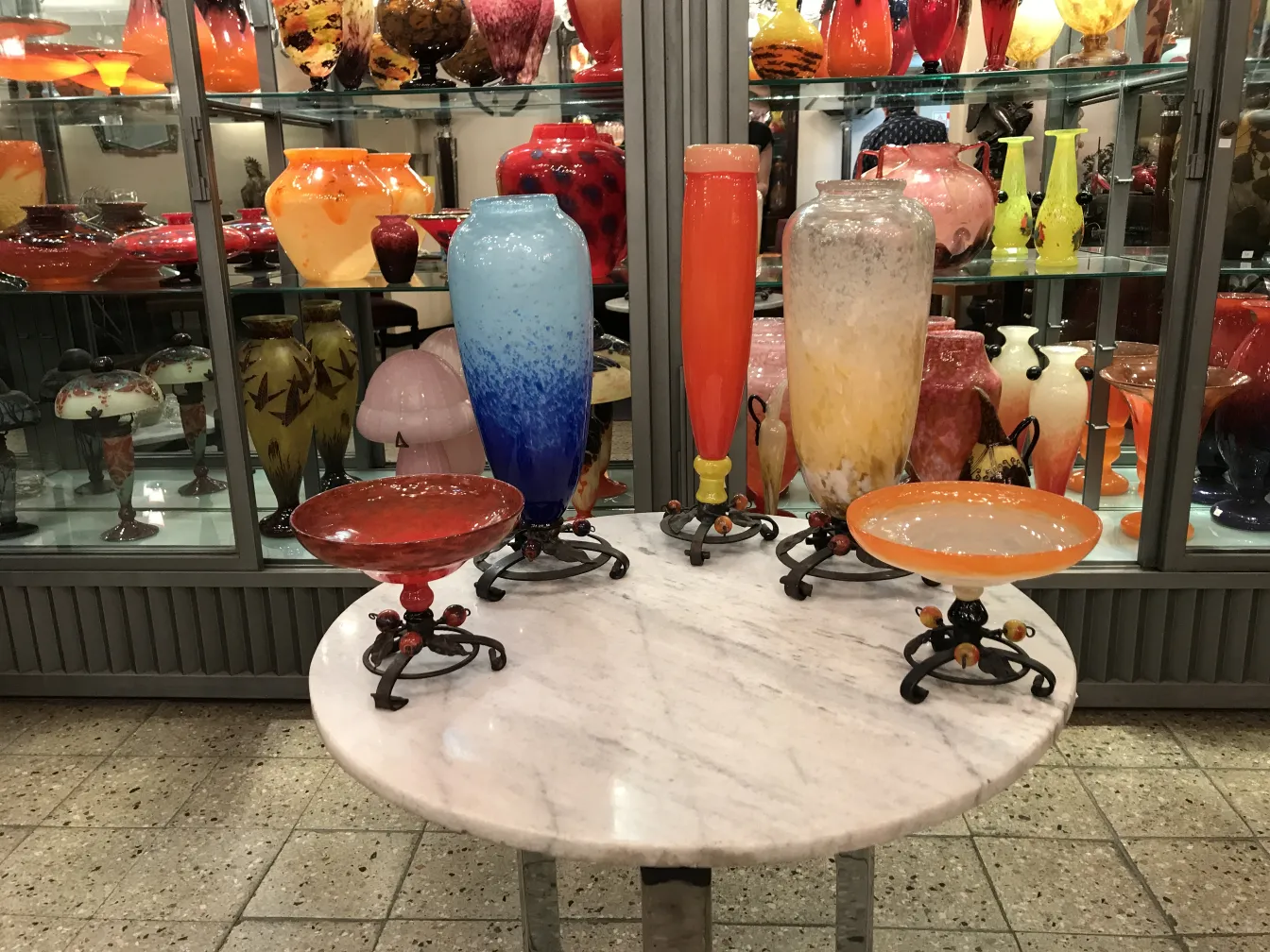 Verre antique signé de Schneider avec des couleurs vives