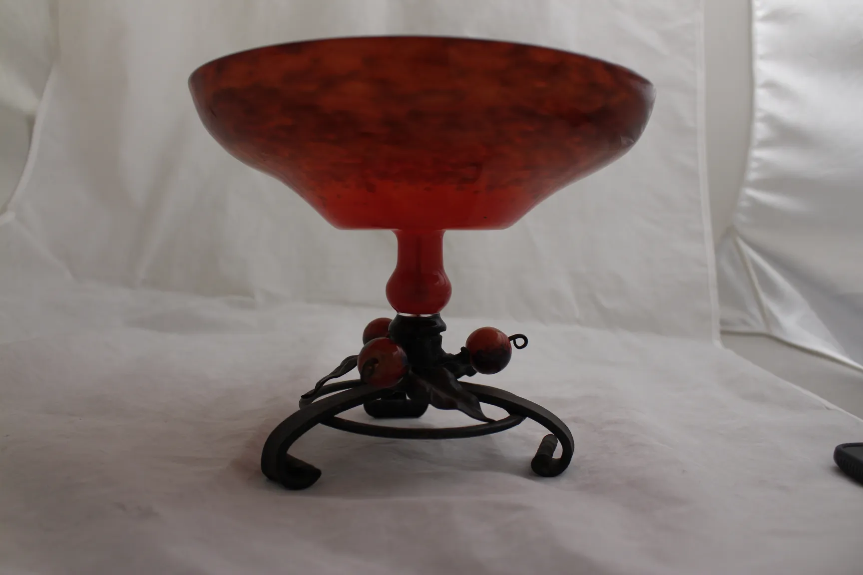 Vetro decorativo firmato Schneider con base ornamentale