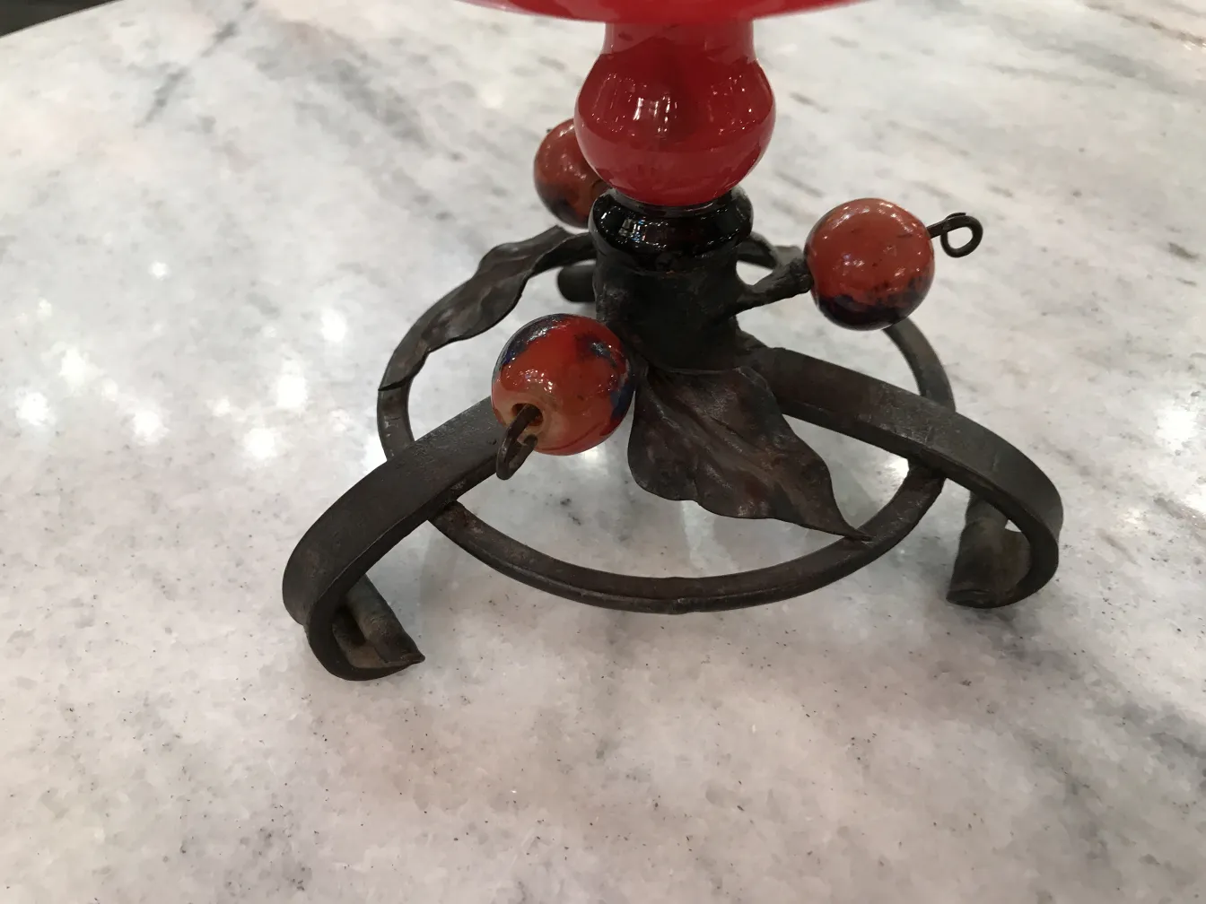 vetro firmato con decorazione vintage e dettagli rossi