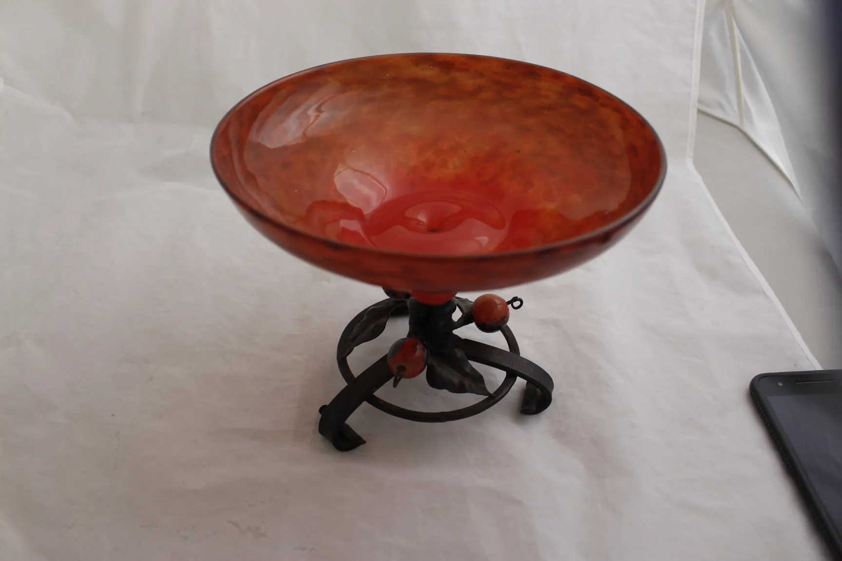 dekoratives signiertes glas von schneider mit metallbasis