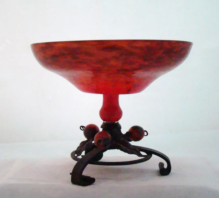 Beau verre signé Schneider avec base décorative, ancien.