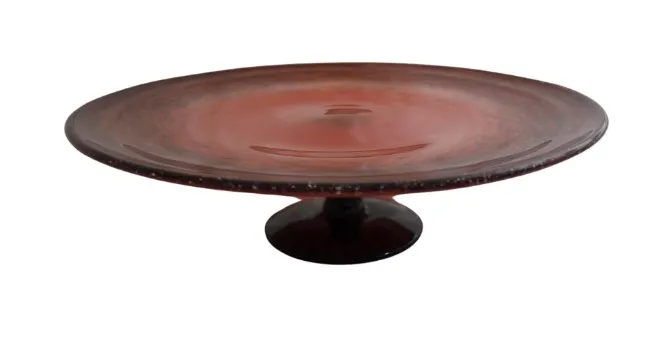 Assiette en verre avec base, détails de design classique.