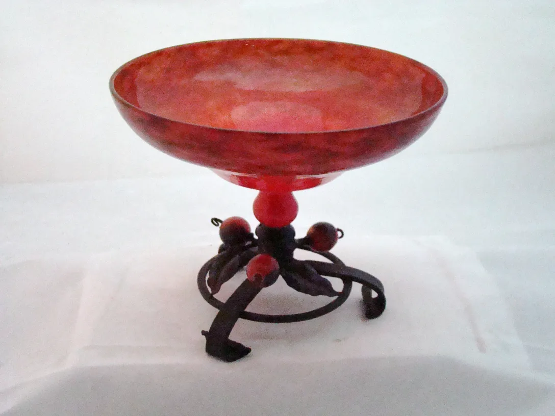 rote glasschüssel mit metallbasis, signiert schneider, antikstil