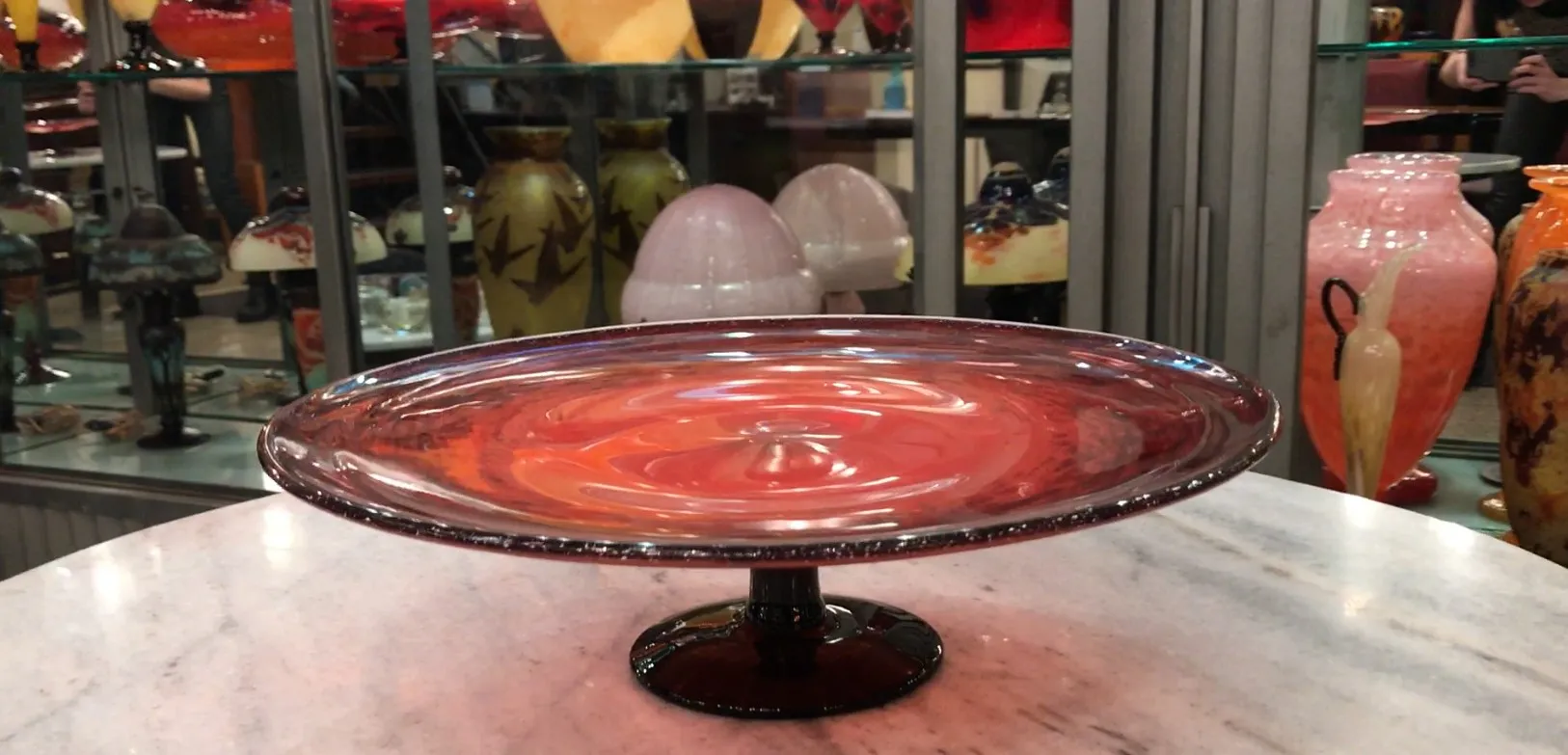 Schönes signiertes Glas von Schneider mit roten Details und schwarzem Fuß.