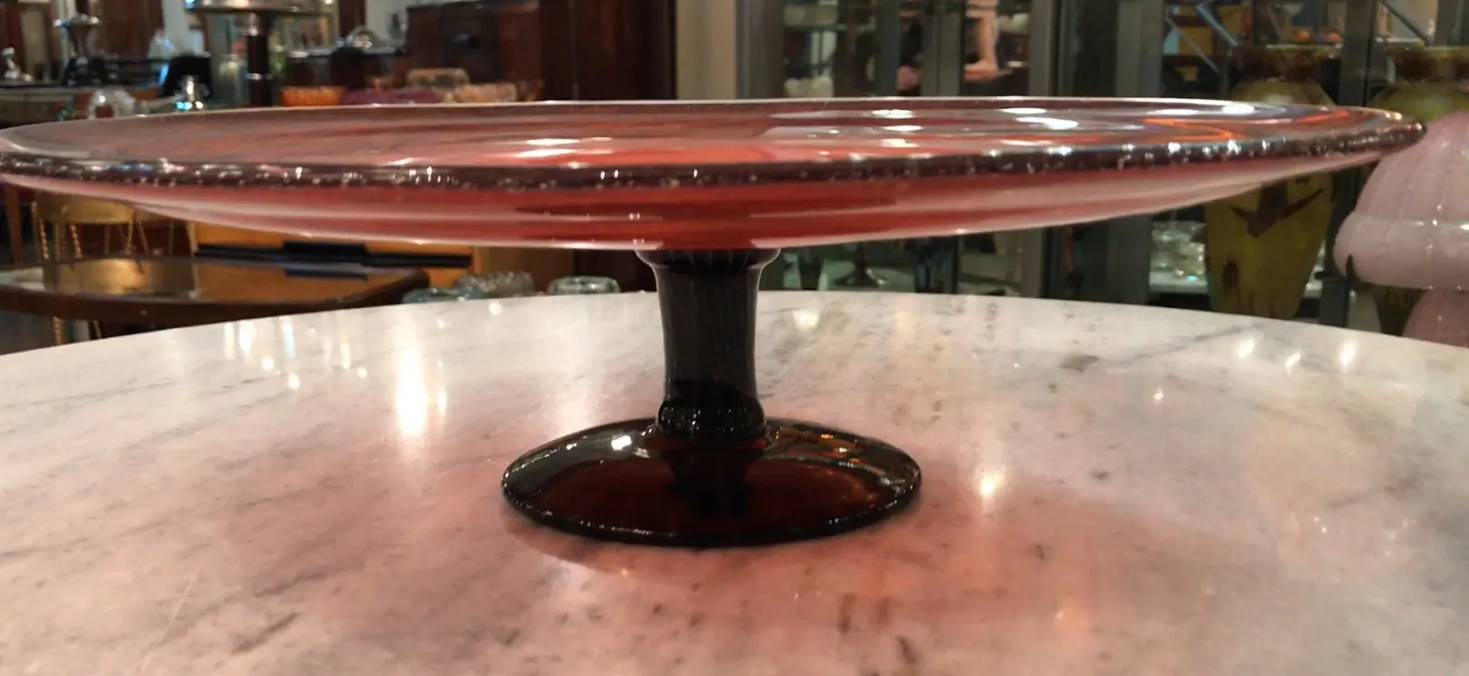 античное стекло с основанием, красочное оформление, винтажная обстановка