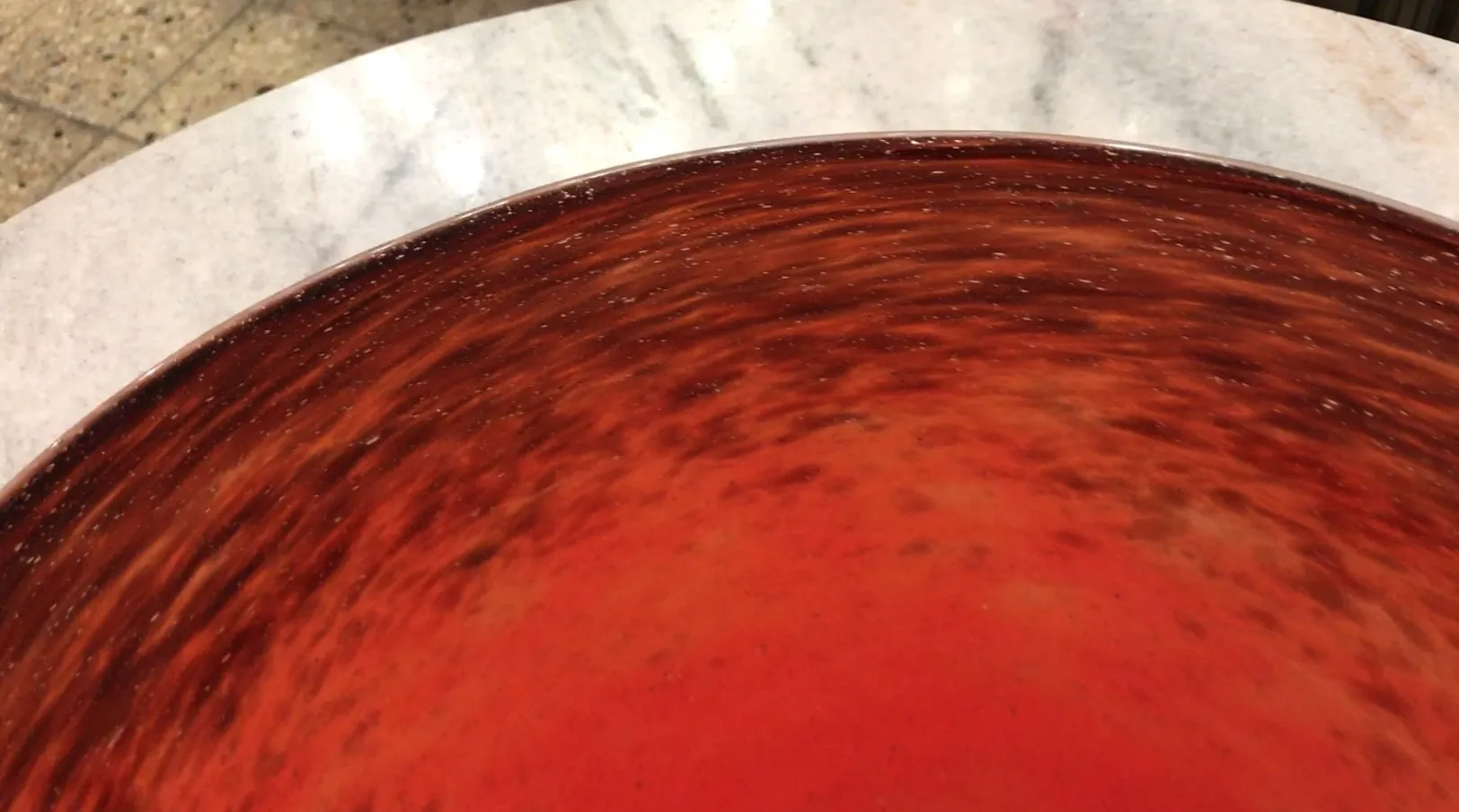 Vidrio firmado Schneider de color rojo, detalle visual, antigüedad