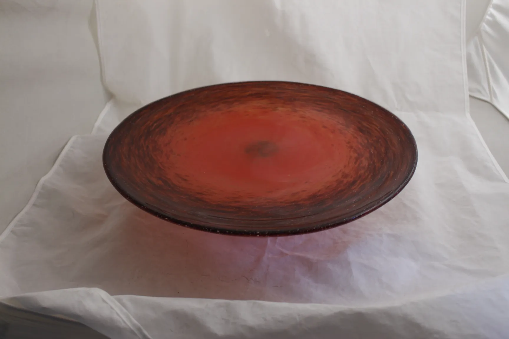 Verre signé Schneider aux tons chauds, style ancien