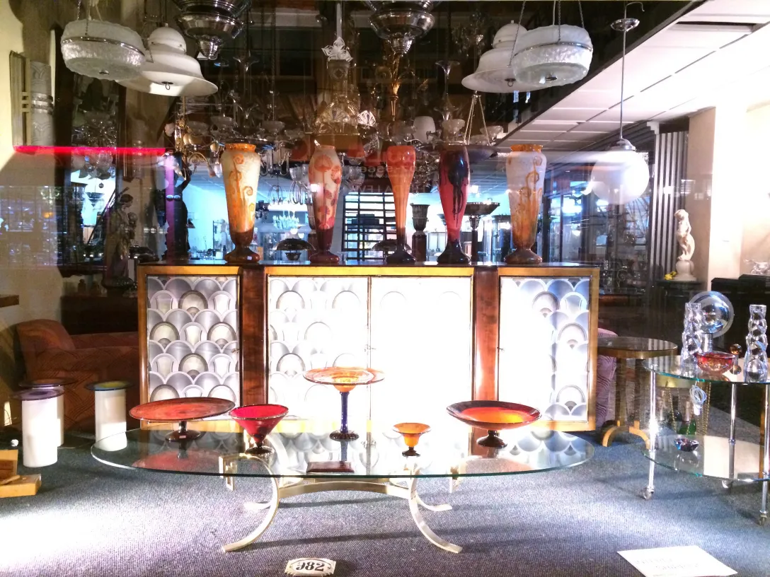 Verre signé avec motifs décoratifs, exposé en vitrine