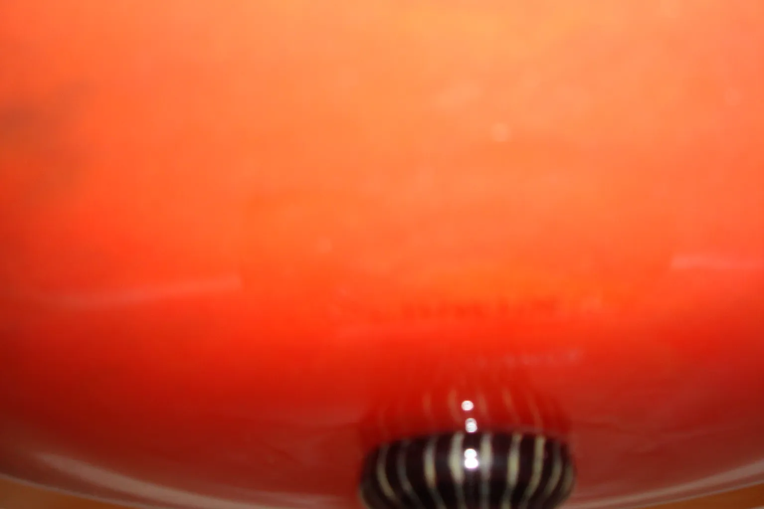 श्नाइडर द्वारा हस्ताक्षरित प्राकृत गिलास, रंगीन और सुरुचिपूर्ण।