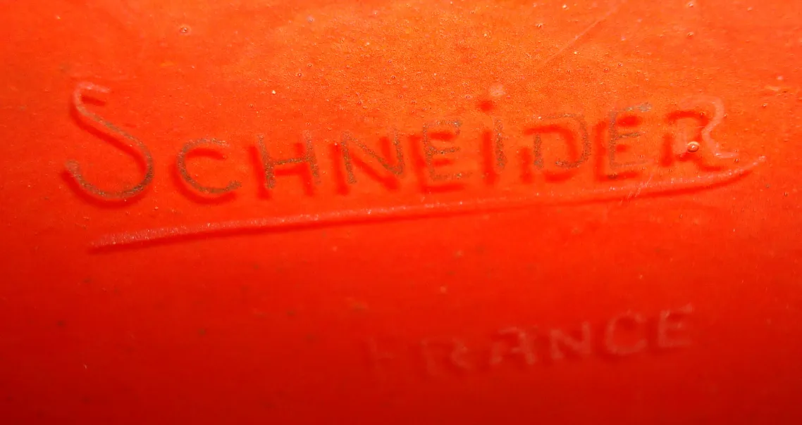 ग्लास पर हस्ताक्षरित (Schneider) पुरानी वस्तुओं के बीच