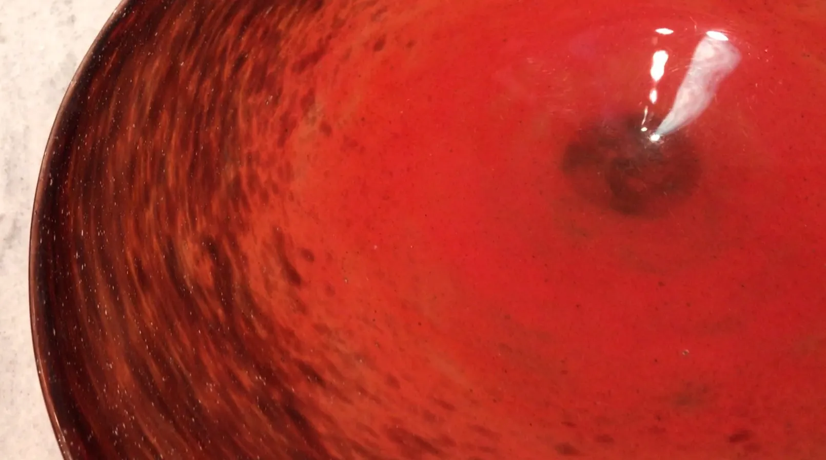 Vetro antico con firma di Schneider, caratterizzato da colori vivaci e dettagli artistici