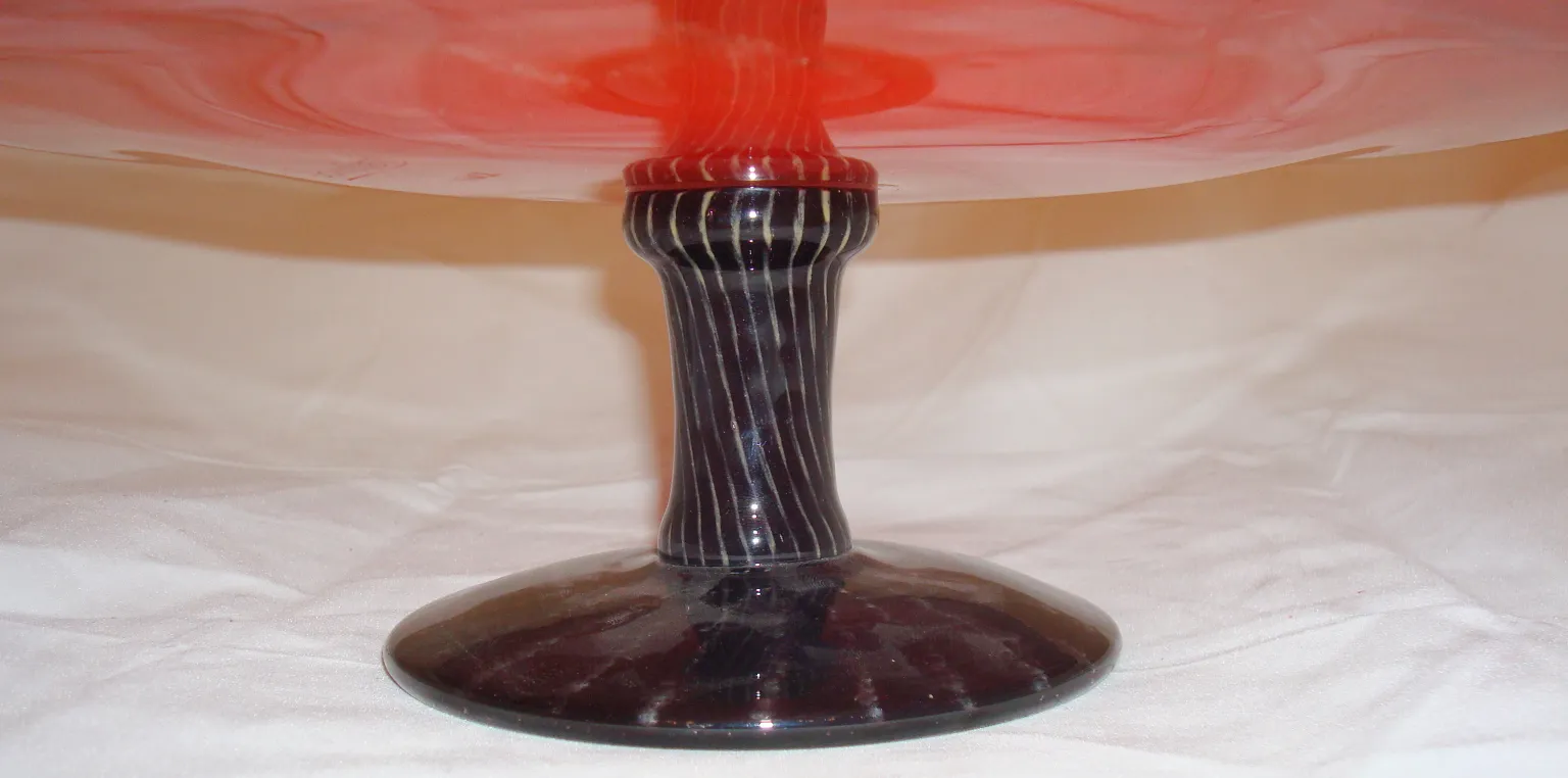 base de vidro com design estilizado em cor escura