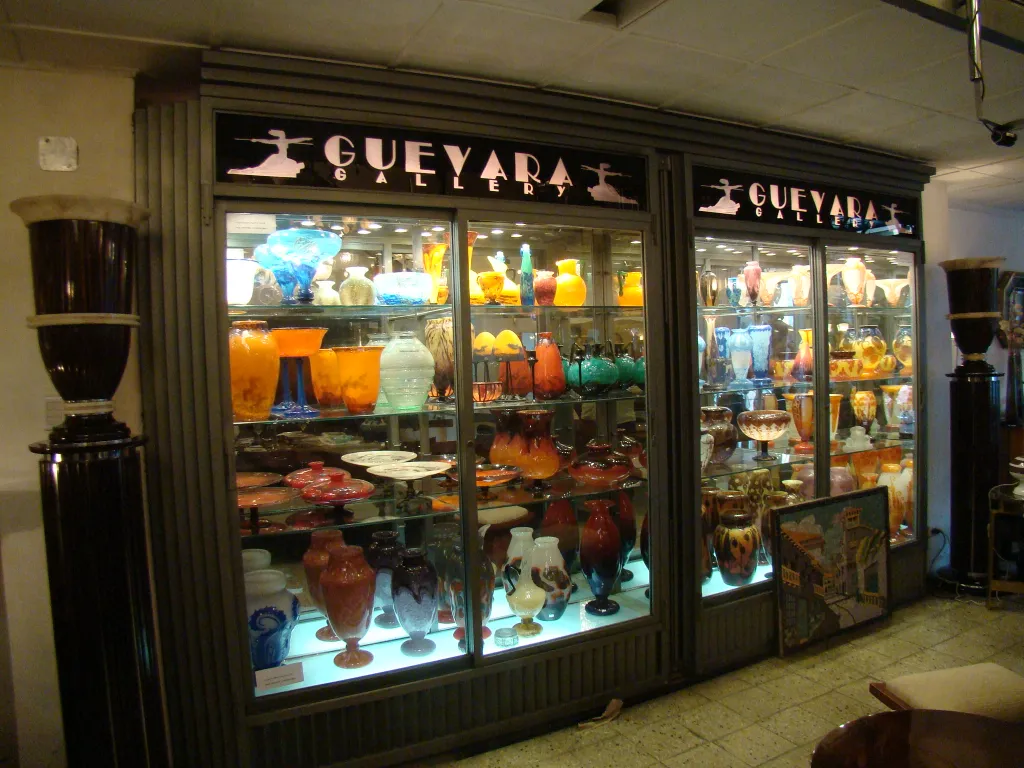 signiertes Glas von Schneider in Vitrine mit Antiquitäten