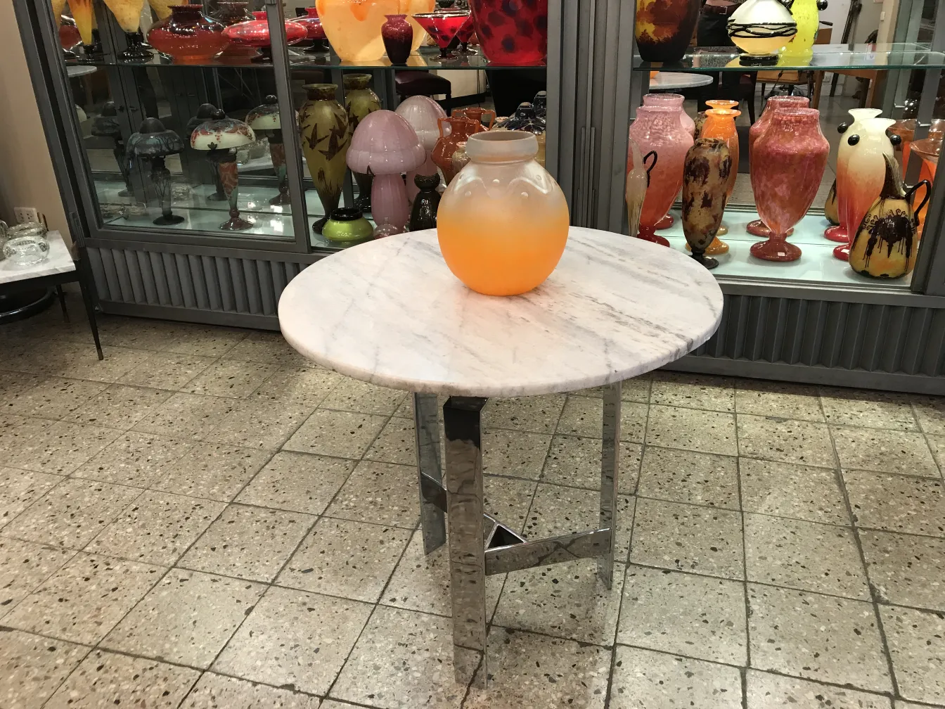 Verre signé Schneider (français) sur une table au décor ancien