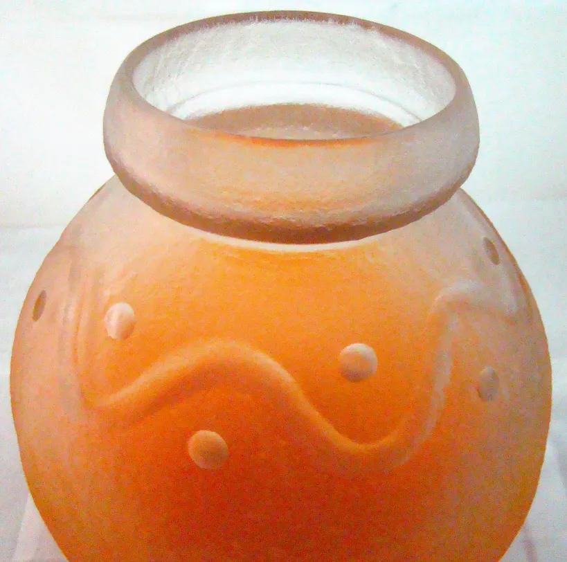 Verre signé Schneider avec design ondulé, couleur pêche.