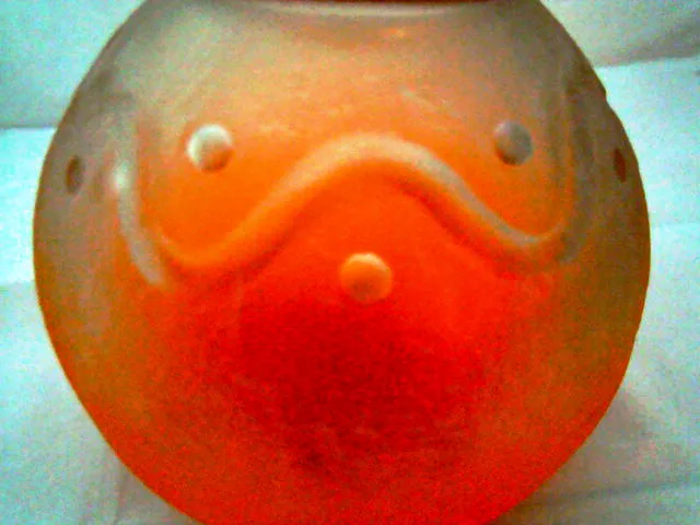 Signiertes Glas von Schneider mit orangefarbenen Tönen, antike Hervorhebung.