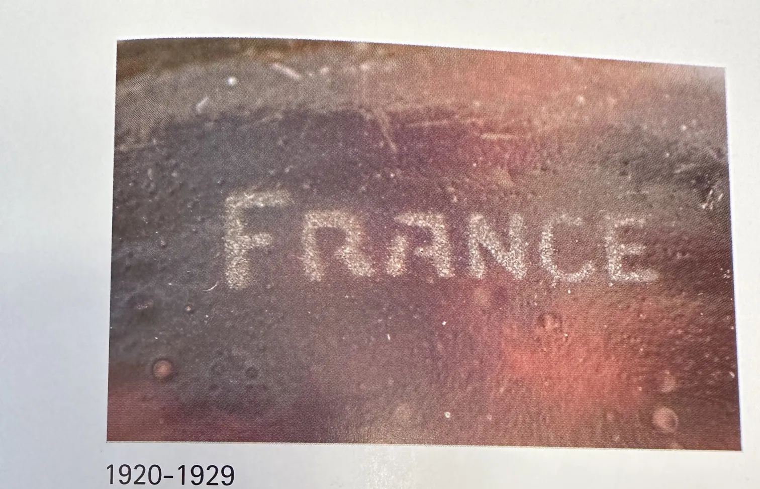 signiertes glas von schneider in antikem setting