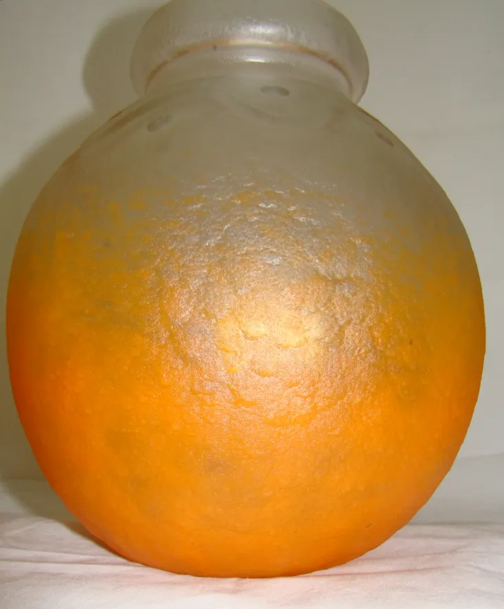 verre ancien avec la signature de Schneider dans des tons orange et jaune