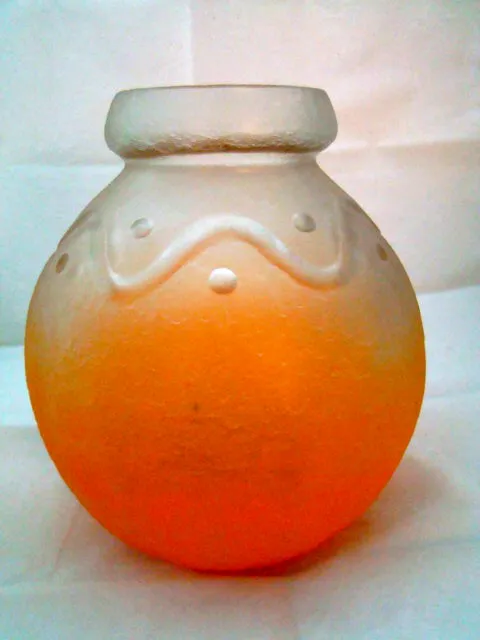 Signiertes Glas Schneider in Orange- und Weißtönen mit erhabenen Details.