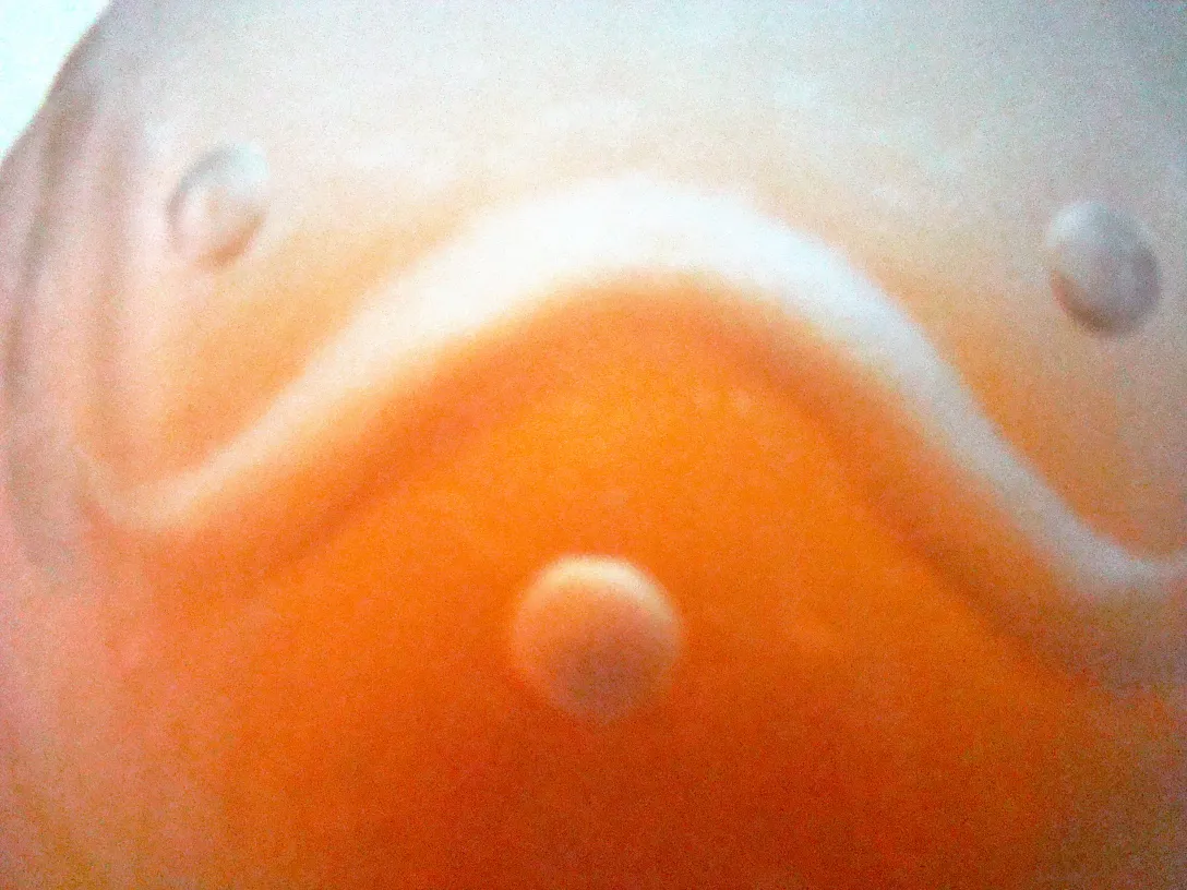 독특한 형태의 고대 서명된 유리잔은 빨간색입니다