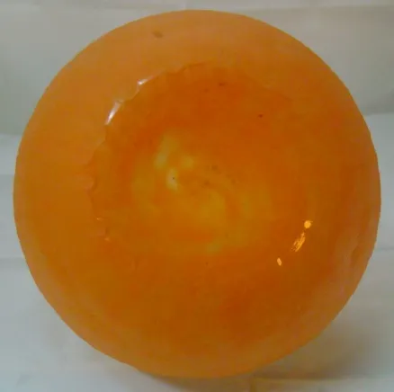 오래된 서명된 유리잔 슈나이더의 상단 보기, 주황색