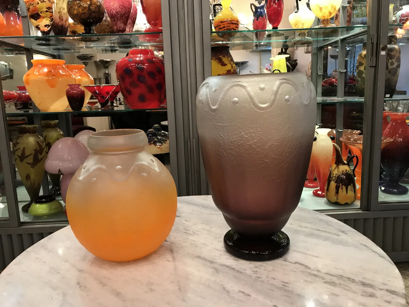 施耐德签名的玻璃，具有吸引人的设计，展示在古董环境中。