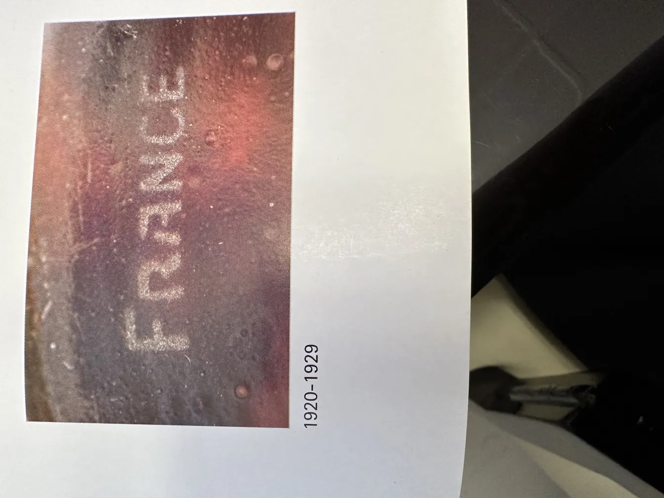 Verre antique signé avec des détails visuels, cadre classique