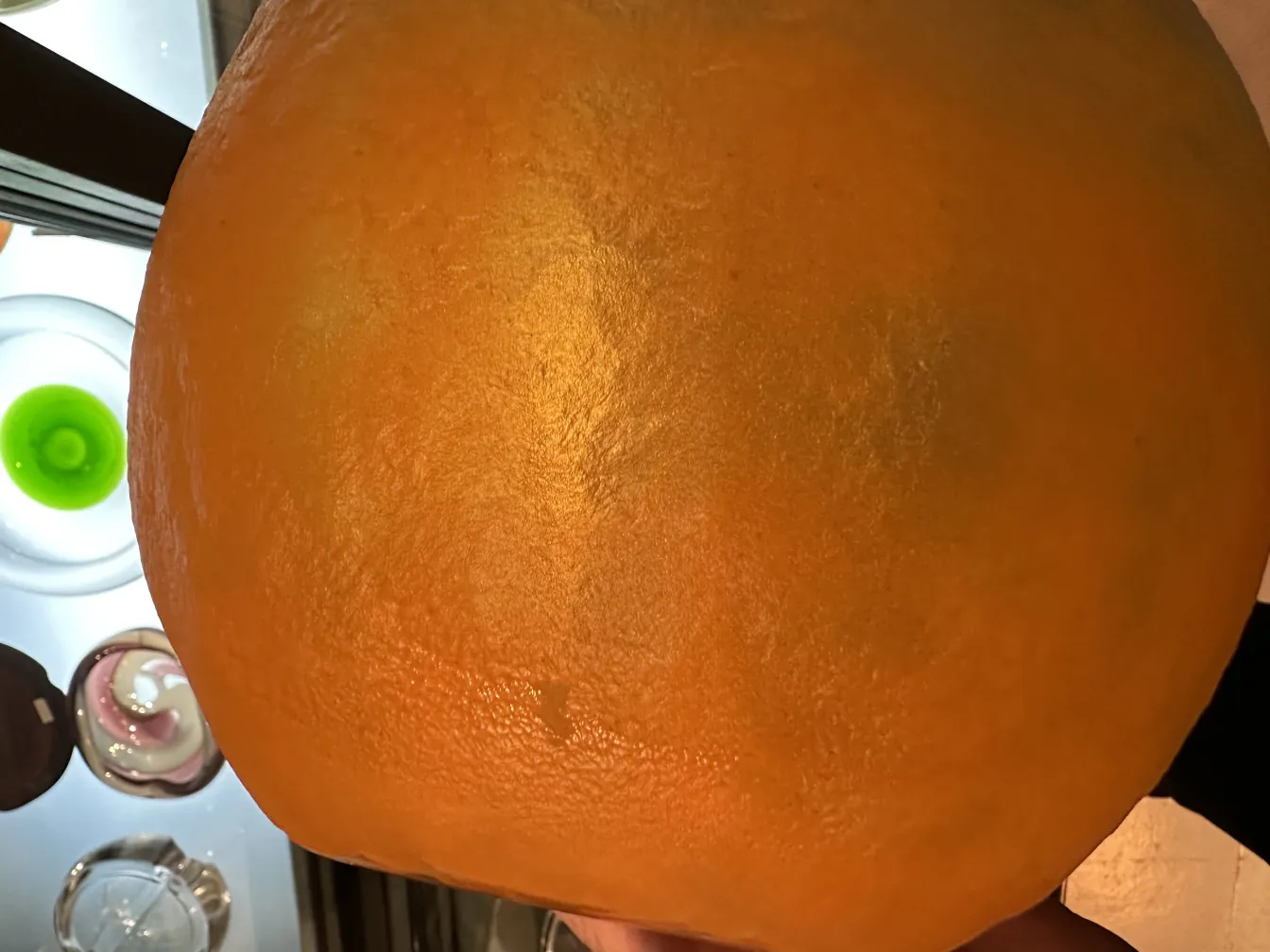 vidro com assinatura de schneider em fundo amarelo