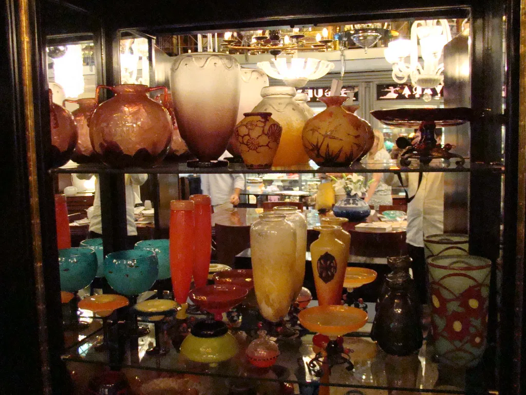 Collection d'antiquités avec verre signé Schneider, coloré et varié