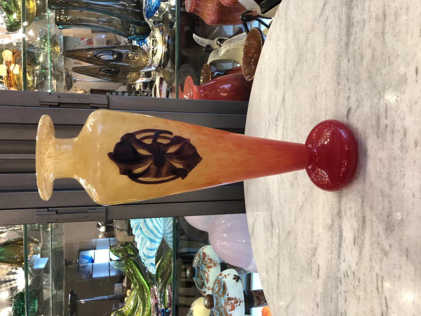 Vaso antiguo con diseño decorativo de colores cálidos